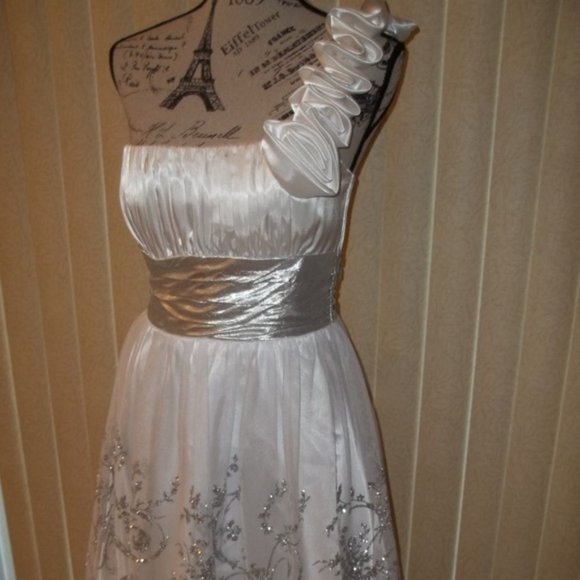 *Weekend Special Sale* Cute White & Silver One Shoulder Party Dress Jr. 7 - Picture 2 of 7